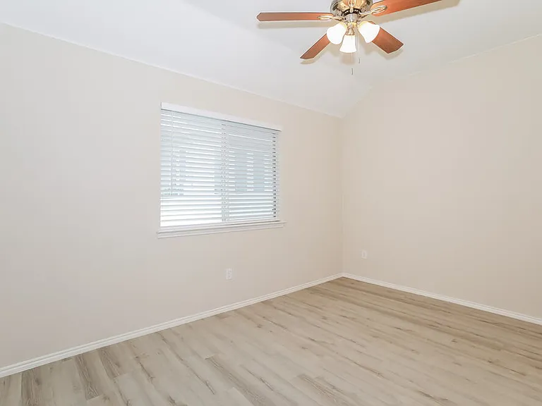 240 Creekview Dr — Photo 14