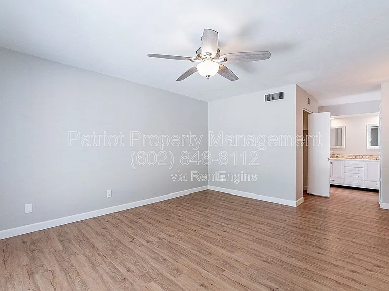 110 W Seldon Ln — Photo 26