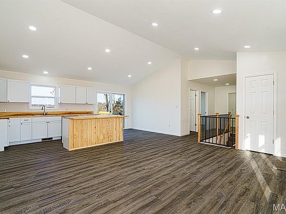 5th image of 122 Robin Hill Dr