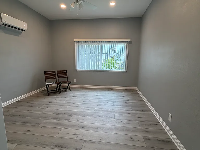 23242 Victory Blvd — Photo 5