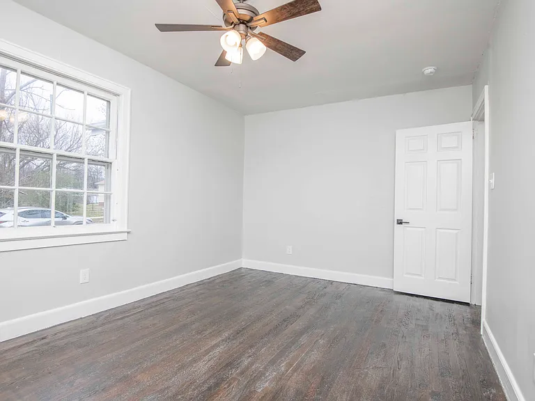 2440 Woodbine Ave — Photo 24