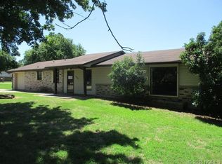 409 W Spruce St, Henryetta, OK 74437