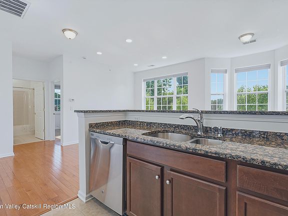 5th image of 402 Commons Lane