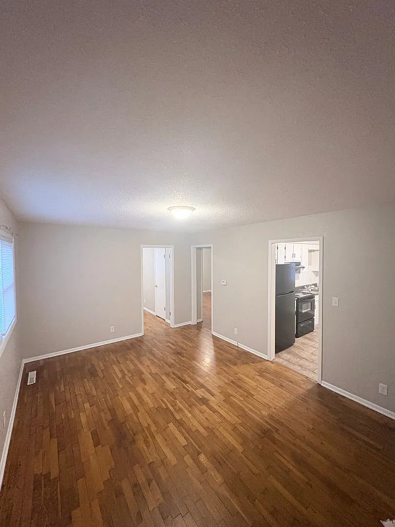 Simple home in East Springfield — Photo 2