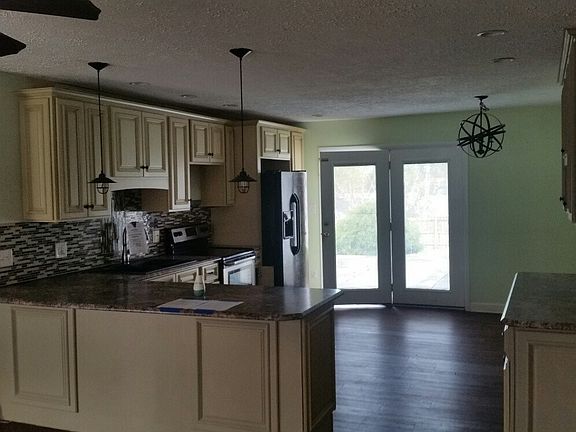 3rd image of 1906 Mount Vernon Dr