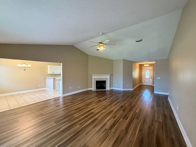 1519 Sandcliff Dr — Photo 2