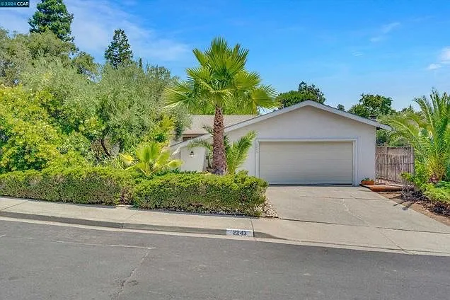 2243 Minaret Dr — Photo 1