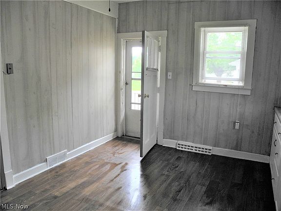 3rd image of 1017-1019 Broadway St