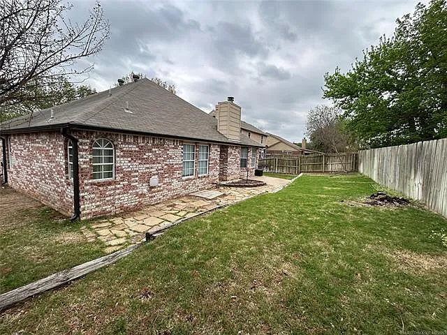 1112 N Willow Ave N — Photo 15