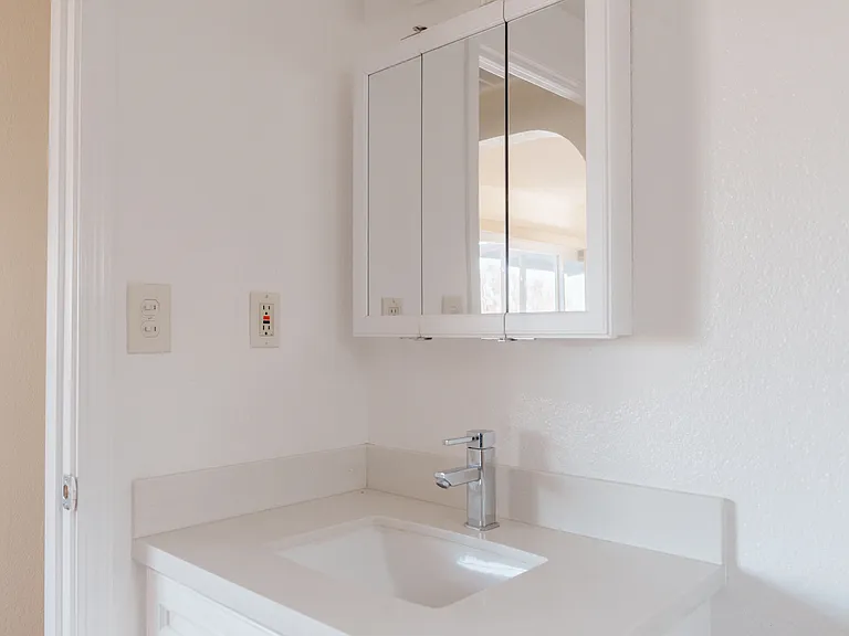 2000 Miramar Ave — Photo 1