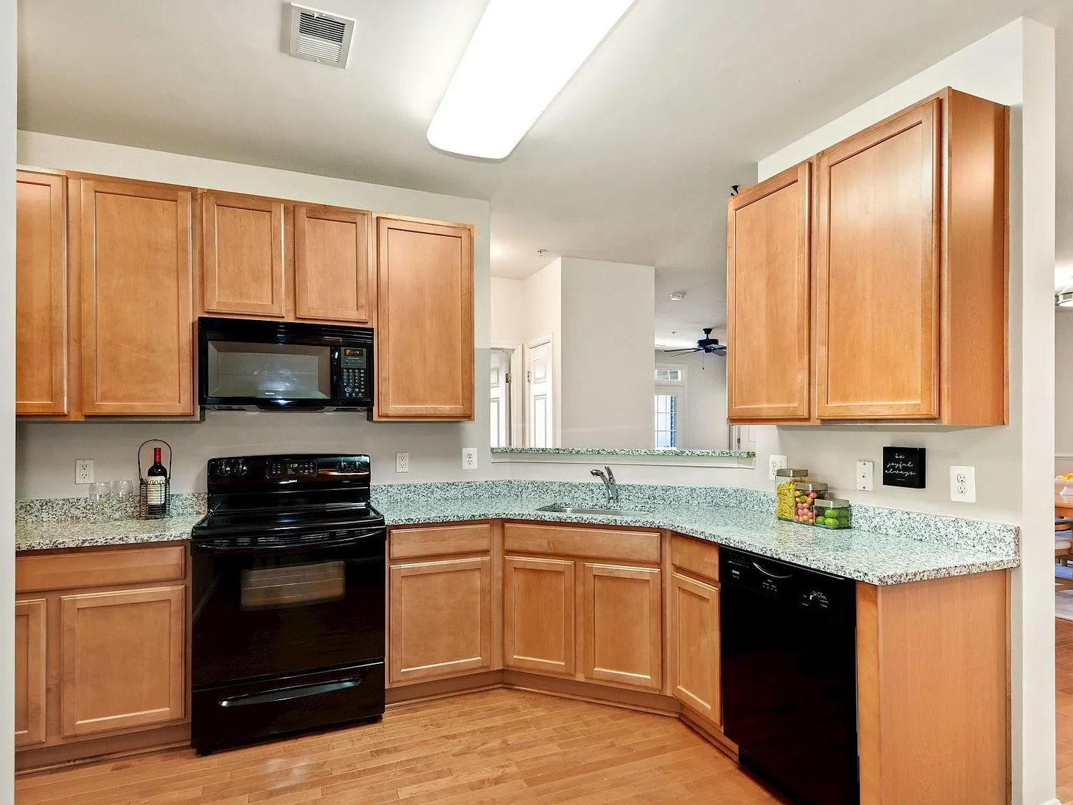 2 bed, 1919 sqft, $3,400 — Photo 3