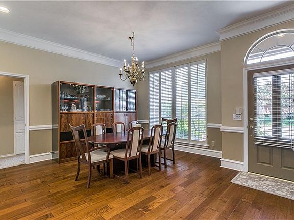 3rd image of 2820 Redfield Dr