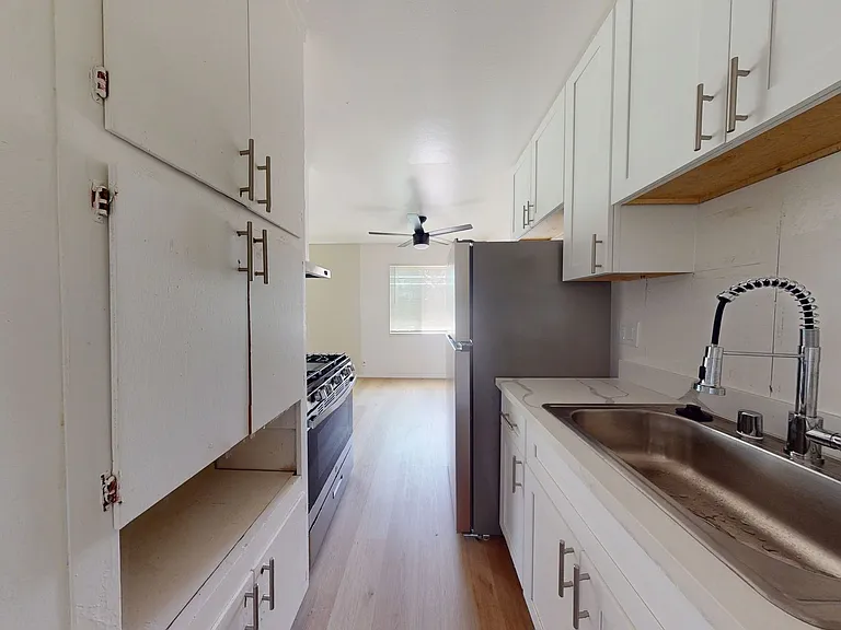 3040 Lynde St — Photo 8