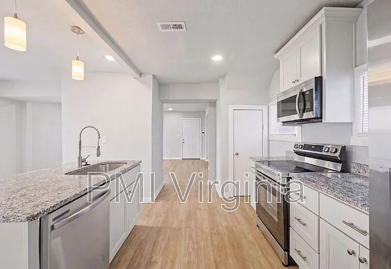 1035 W 36th St — Photo 10