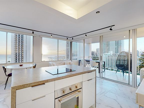 5th image of 2427 Kuhio Ave #1403
