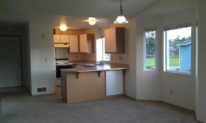 Oversized 2 Bedroom Condo Near NAS Whidbey & Shopping! — Photo 3