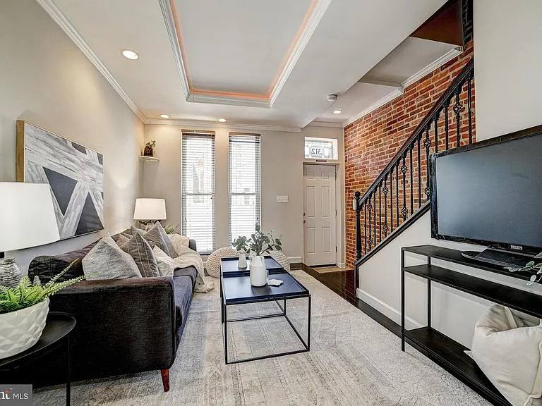 312 S Clinton St — Photo 2