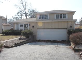 1913 E Maya Ln, Mount Prospect, IL 60056