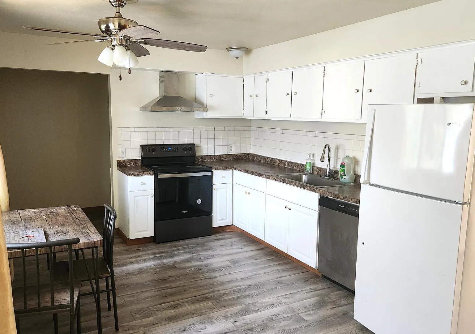 3 bed, 1.5 bath, 1387 sqft, $1,600 — Photo 3