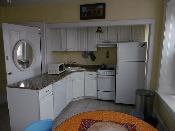 Lots of kitchen cabinets