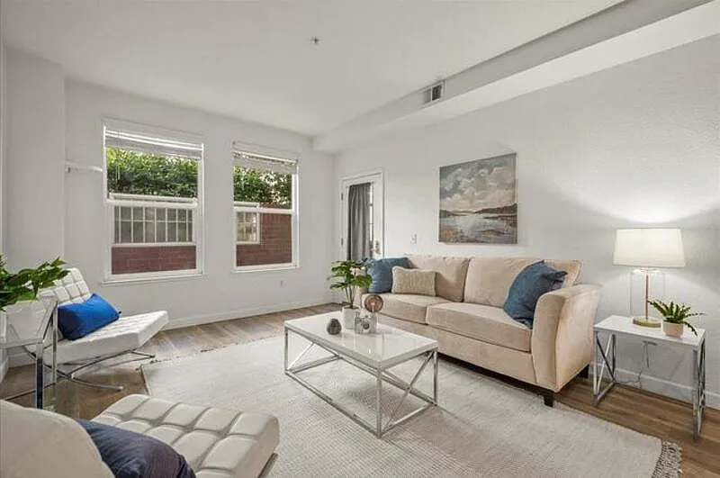 1 bed, 1.0 bath, 730 sqft, $2,200 — Photo 2