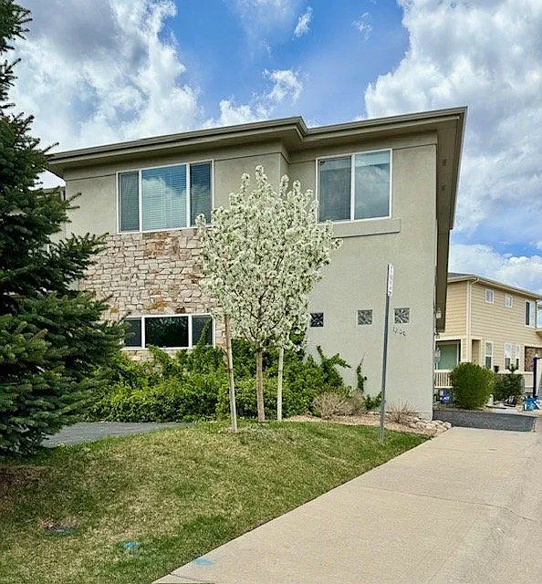 3 bed, 3.5 bath, 2302 sqft, $3,000 — Photo 1