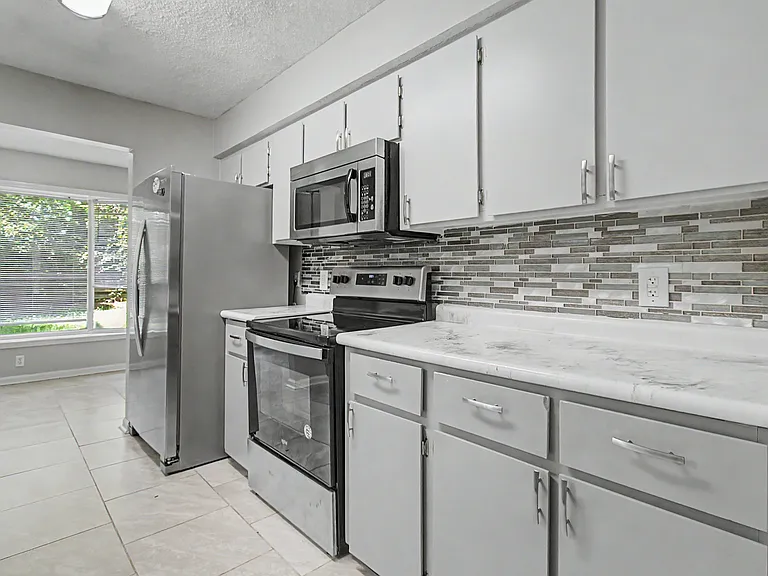 703 Woods Ct — Photo 9