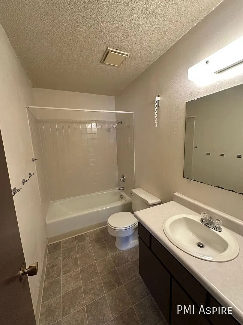 2 Bedroom 1.5 Bathroom Townhouse Style Apartment in Longmont — Photo 3