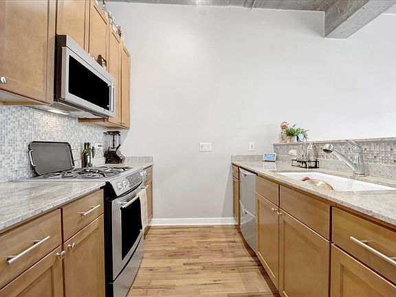 5th image of 1150 W 15th St Unit 303