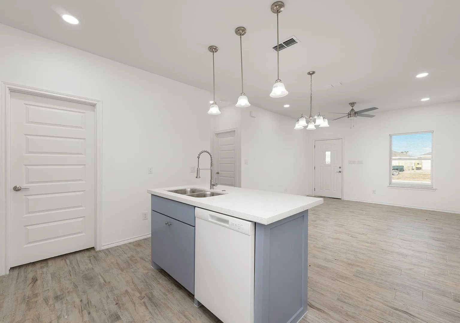 2712 Rosa Dr.- New 4bd/2bth Home In la Feria For Lease — Photo 3