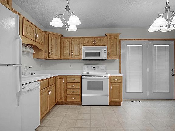 5th image of 5105 Sheila Dr