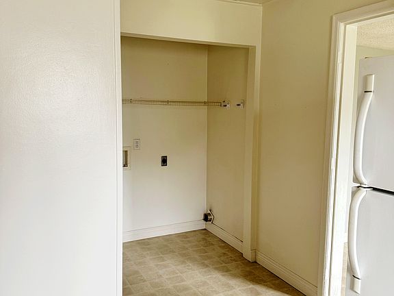 5th image of 2806 S Lyons Ave