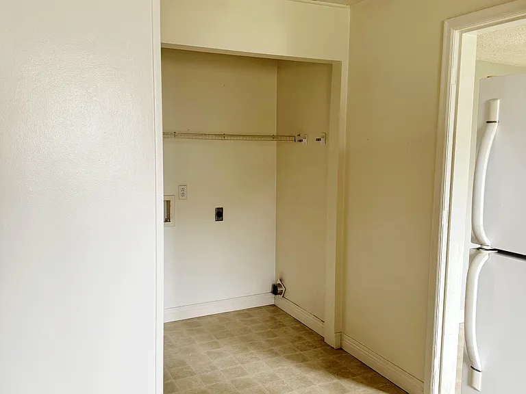 2806 S Lyons Ave — Photo 5