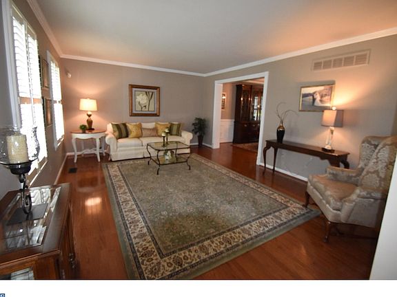 3rd image of 1240 Woodsview Dr