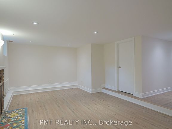 3rd image of 881 Coxwell Ave