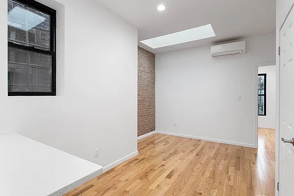 Rented by Safdie Realty Group | media 27