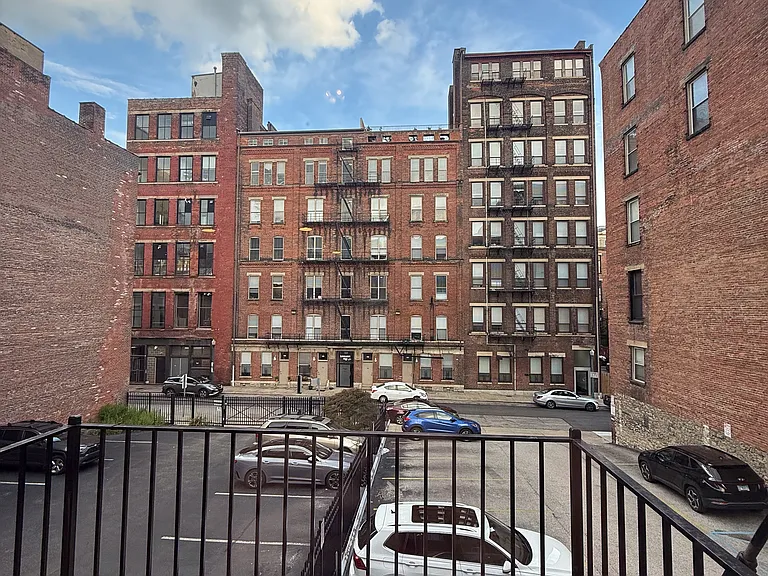 325 W 5th St #5 — Photo 11
