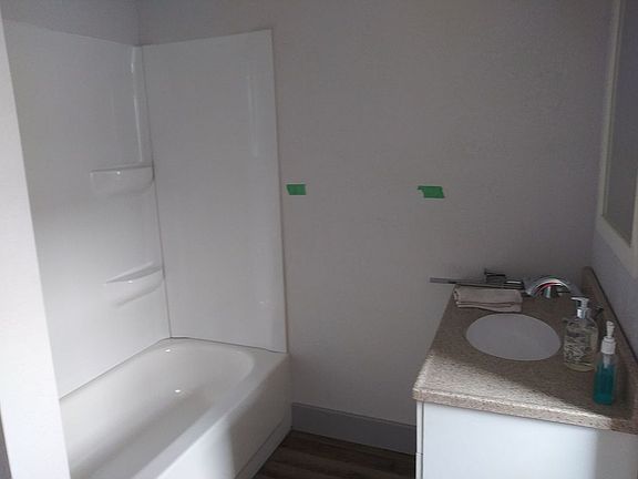 Bath 8' x 9'