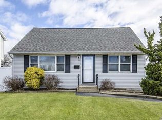 55 Smith St, Hicksville, NY 11801