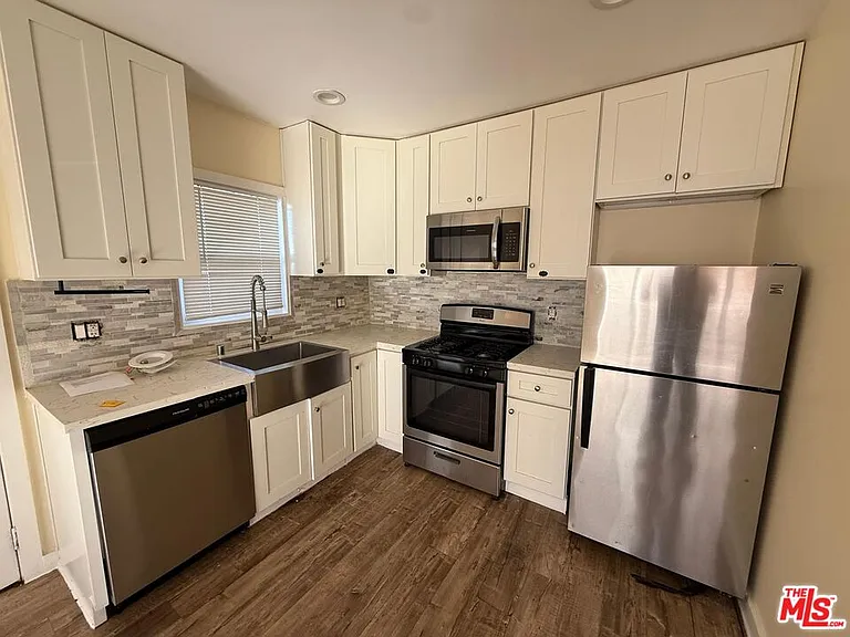 3205 Bartdon Ave — Photo 6