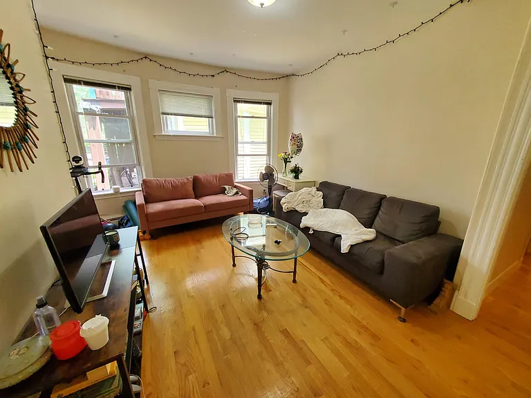 279 Pearl St #R — Photo 2
