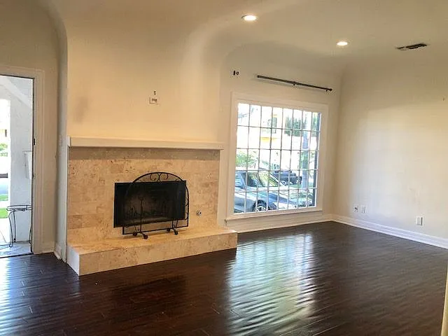 3 bed, 3.5 bath, 1700 sqft, $9,995 — Photo 4