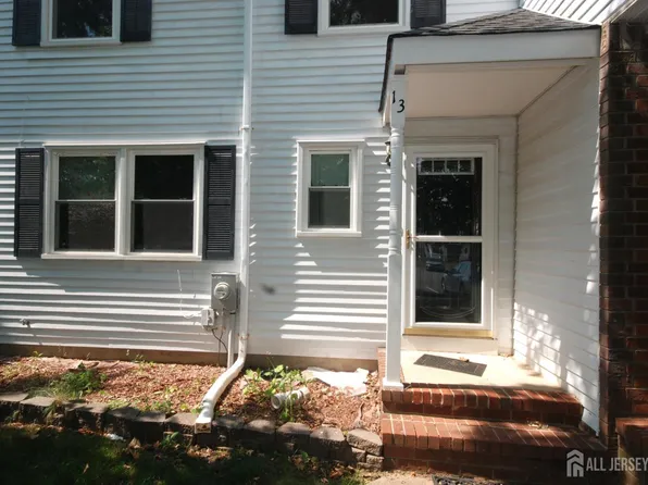 13 Tiger Lilly Ct, Sayreville, NJ 08872