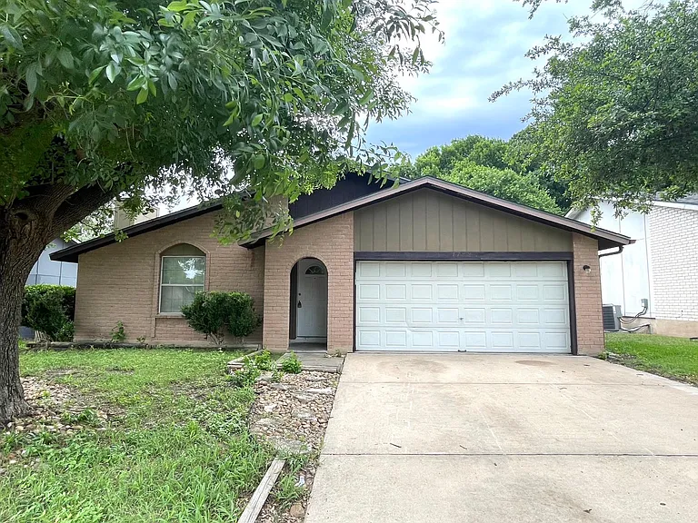 1729 Cricket Hollow Dr — Photo 1