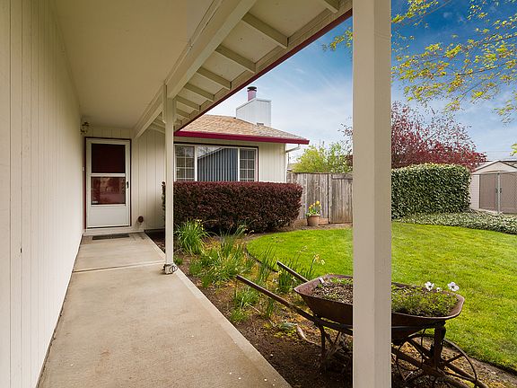 3rd image of 2238 NE 8th Ct