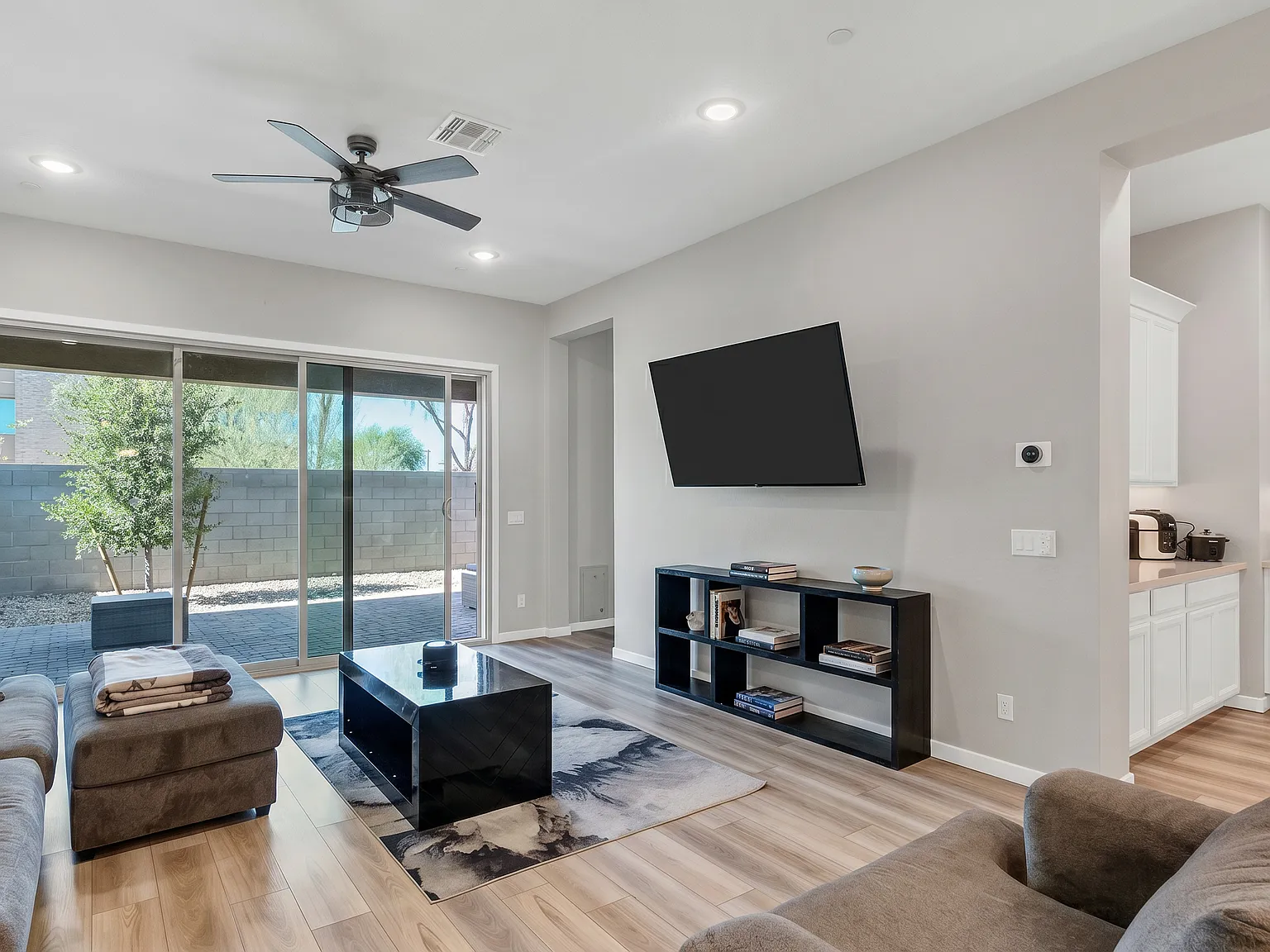 3 bed, 2.5 bath, 2524 sqft, $2,950 — Photo 3
