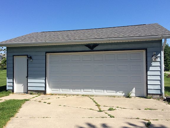 5th image of 602 W 1st St
