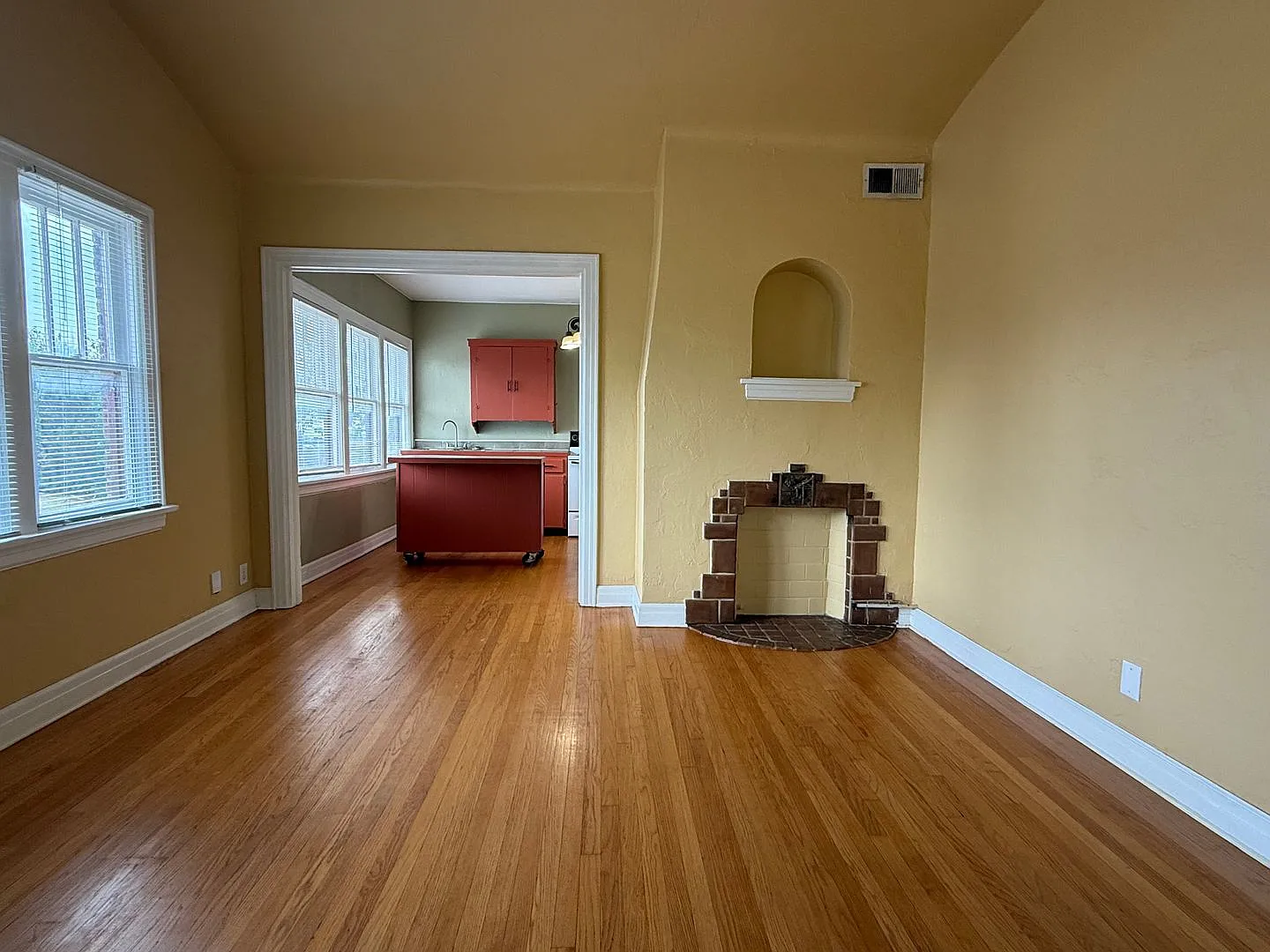 Renovated 4-plex in Paseo with modern 1-bed units and historic charm — Photo 4