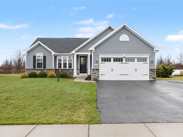 5978 Ivory Dr, Farmington, NY 14425