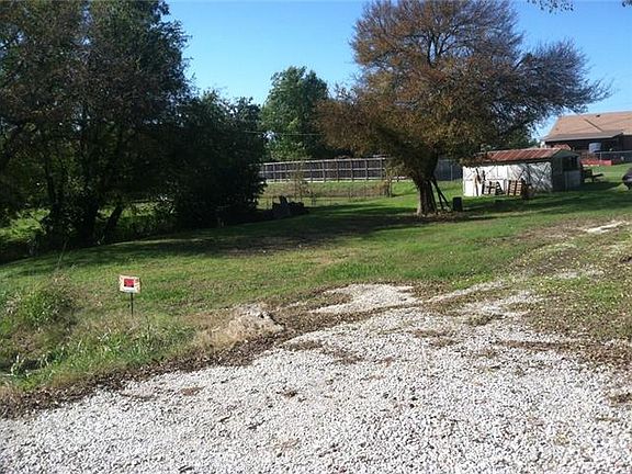 5th image of 621 Hilltop Cir